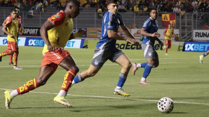 Emelec sufre derrota amarga 0-2 ante Aucas con expulsión temprana en Quito